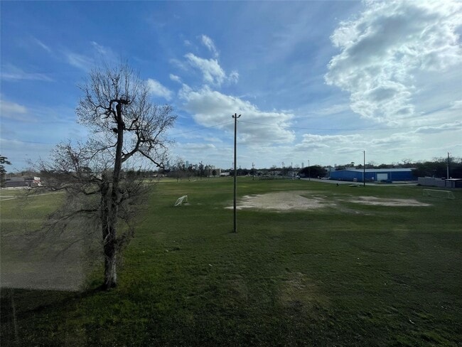 Building Photo - 718 Redwing Park Dr