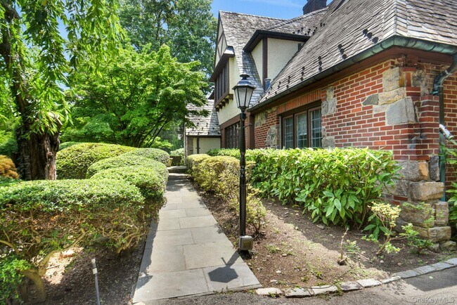 Building Photo - 46 Fenimore Rd