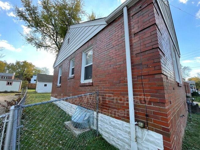 Building Photo - 1004 N New Florissant Rd