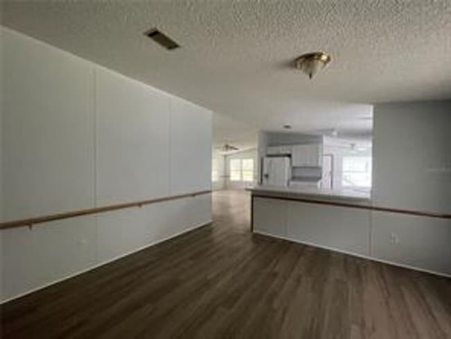 Building Photo - Country Living Charmer!!