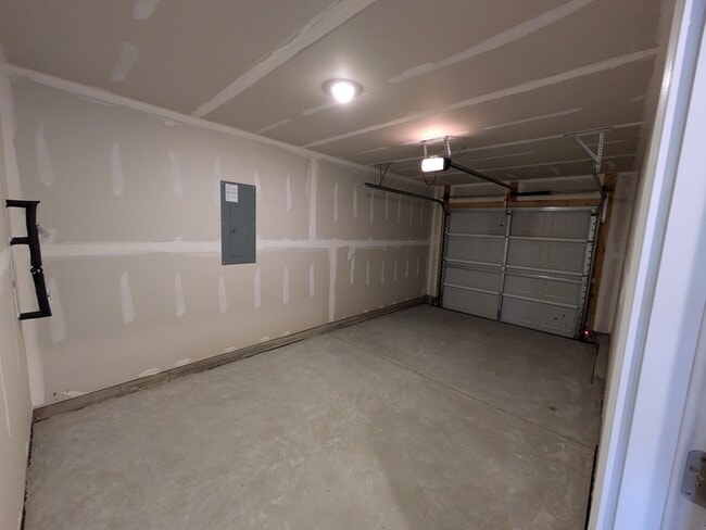 Building Photo - 831 Powder Br Dr