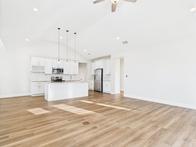 Building Photo - 3-Bed, 2-Bath Home in Fredericksburg – You...