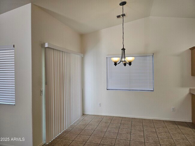 Building Photo - 825 E Lamonte St