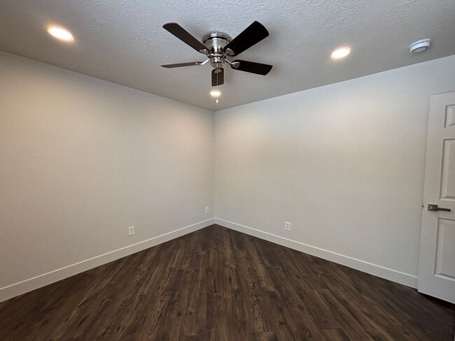 Building Photo - SPACIOUS 2 BEDROOM TOWNHOME FOR RENT!