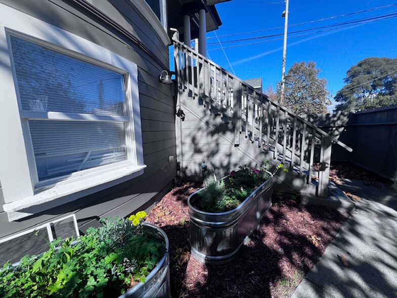 Building Photo - 1039 Peralta St