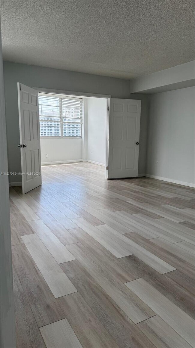 Building Photo - 905 Brickell Bay Dr
