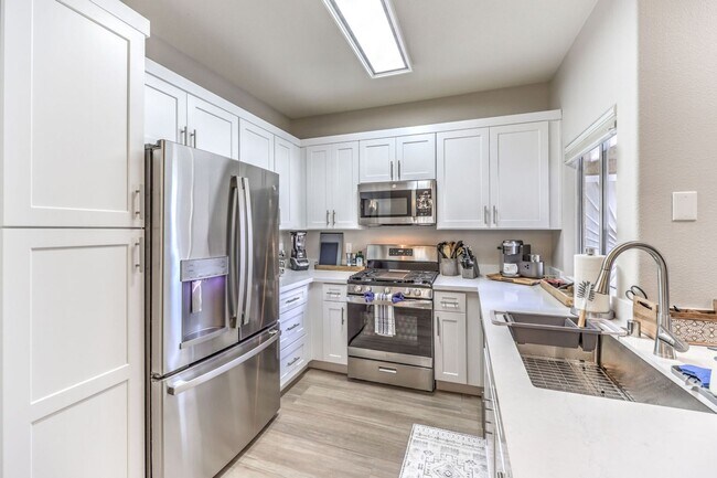 Building Photo - fully furnished, 1 bed, 1 bath condo in gated community
