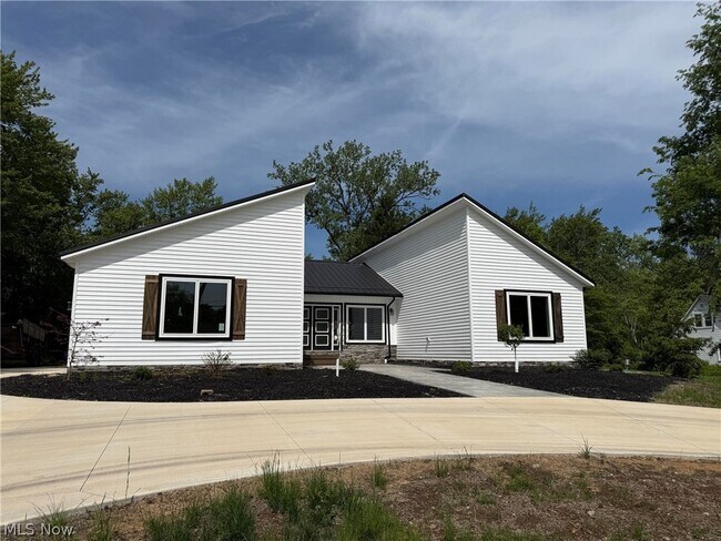 Building Photo - 3940 Ellendale Rd