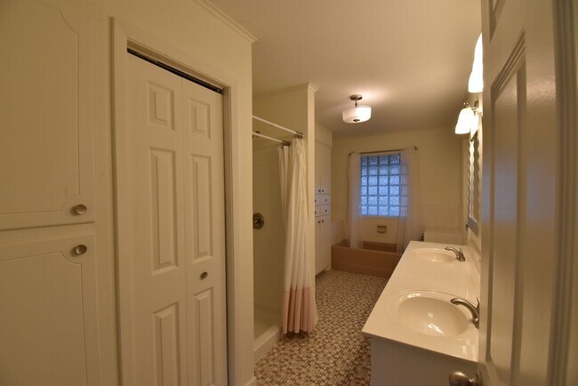 Building Photo - Coming Soon! 3 Bedroom Home On Lake Tyler!