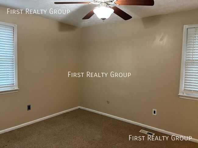 Building Photo - 37 W Lytle-Five Points Rd