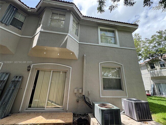 Building Photo - 1652 SE 28th St