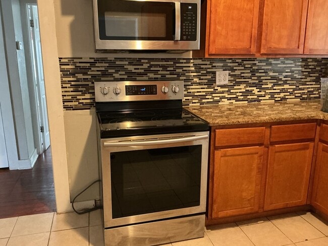 Building Photo - 3 Bed / 2 Bath Home in North Lakeland – Spacious Yard & Great Location