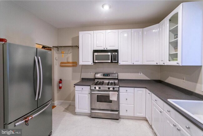 Building Photo - 833 N Newkirk St