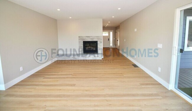 Building Photo - 124 Esmeyer Dr