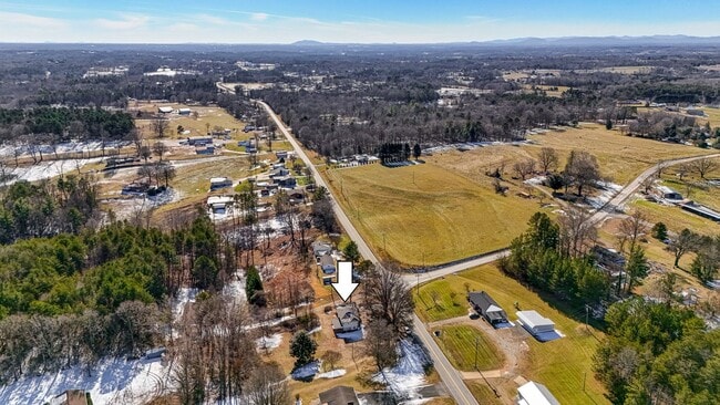 Building Photo - Fully Furnished Modern 3 bedroom Home!