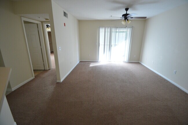 Building Photo - WATERFORD LAKES: 2bed/2bath on the 3rd flo...