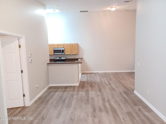 Building Photo - 2 BR 2 BA Condo COMING SOON!