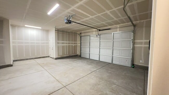 Building Photo - MUST SEE! 2/2.5/2 Townhome in Gardnerville