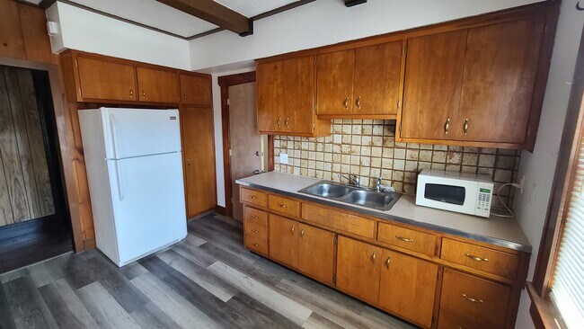 Building Photo - 3737 W 135th St