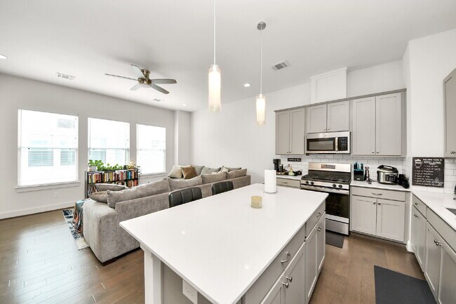 Building Photo - 3 Bedroom Houston Rental Home in Gated Community near Griggs Road