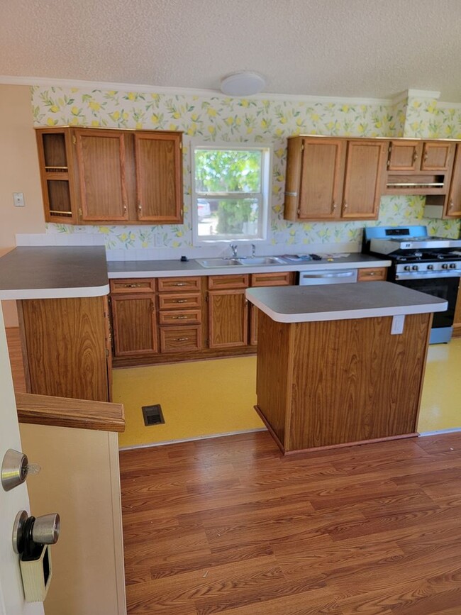 Building Photo - Bright 3-Bed, 2-Bath Home with Yard in 55+...