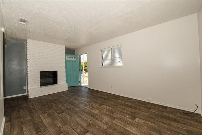 Building Photo - 1600 Parker Ln