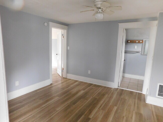 Building Photo - Private Entry Upper Level of Duplex