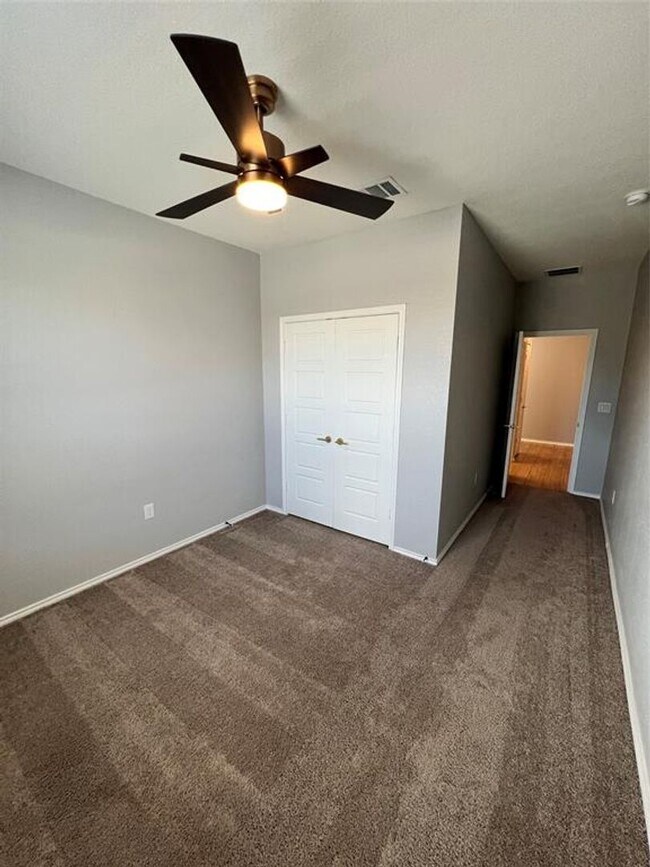 Building Photo - Del Valle Sundance Crossing / 4 bedrooms, ...