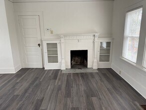 Building Photo - L0621