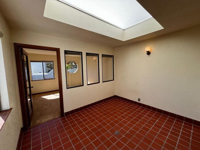 Building Photo - Charming Santa Cruz Townhouse: 3 Beds, 2.5...