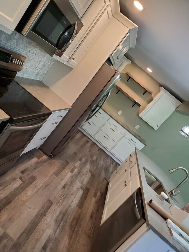 Building Photo - 4 Bed 2 bath newly remodeled