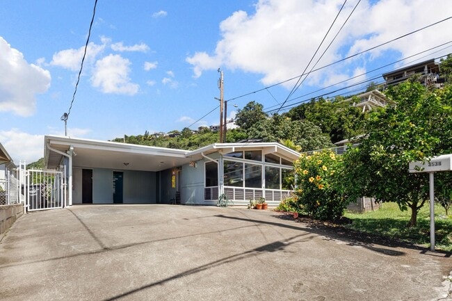 Building Photo - Urban Honolulu Living Near Shops, Dining & Beaches