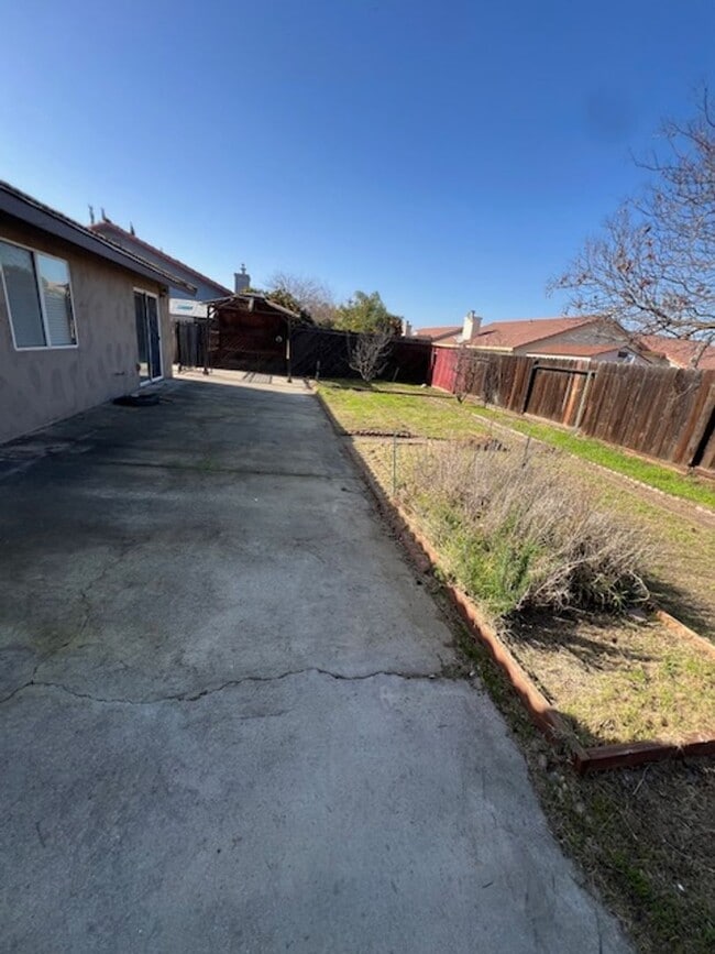 Building Photo - Beautiful spacious home