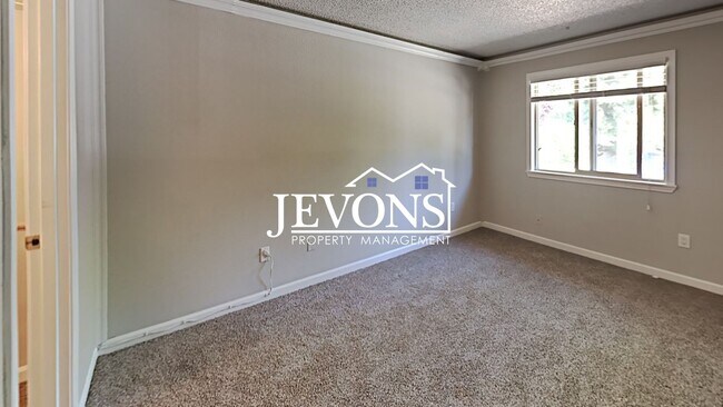 Building Photo - Charming top-floor condo with fully equipp...