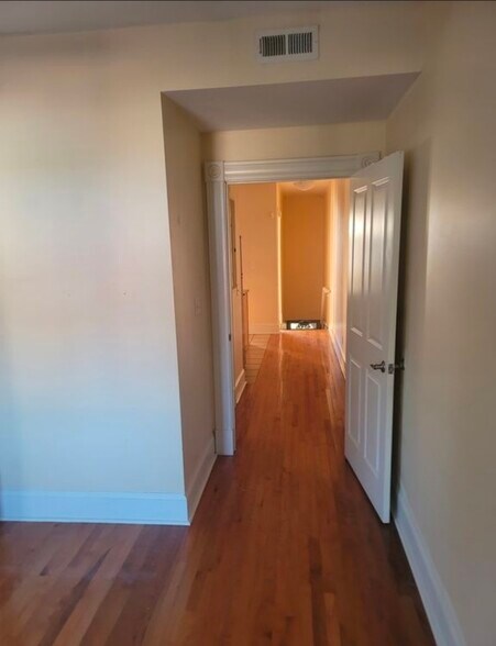 Building Photo - 4549-4551-4551 Oakland Ave