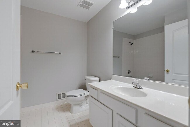 Building Photo - 13960 Greendale Dr