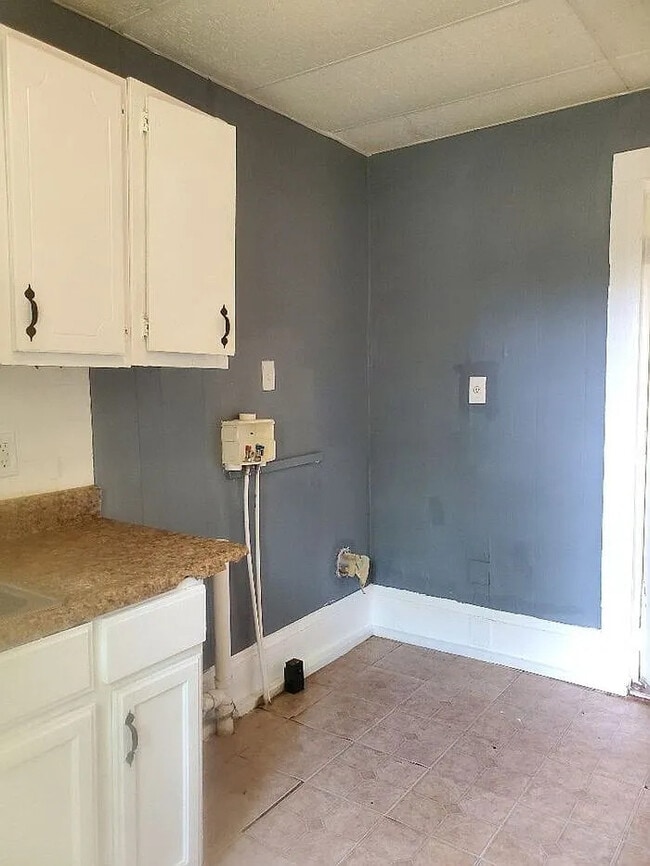 Building Photo - 2 Bedroom 1 Bathroom