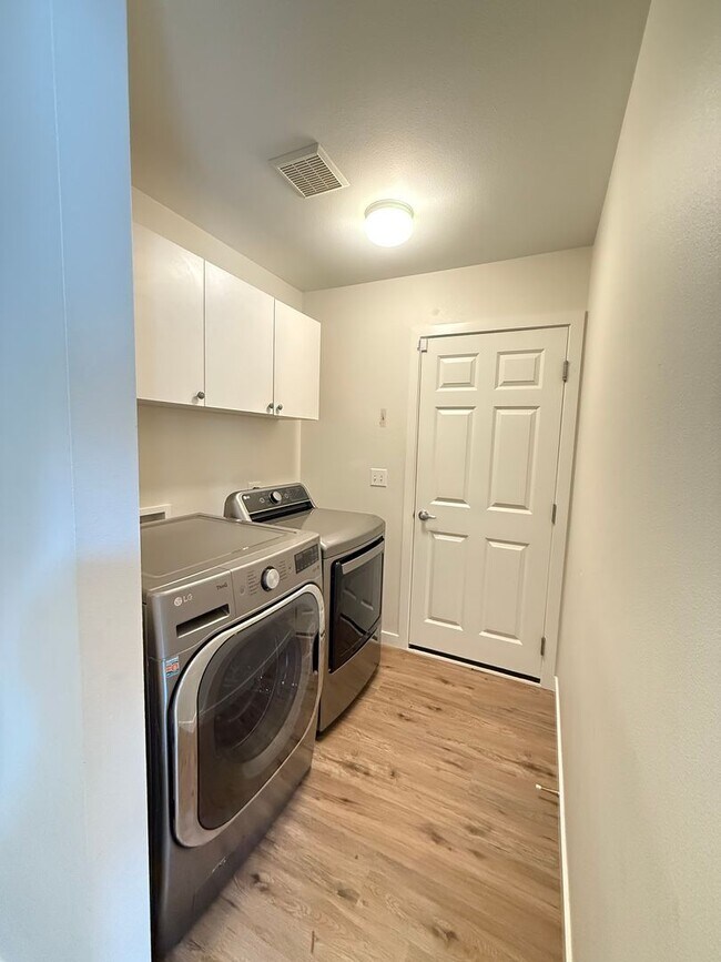 Building Photo - Move in Ready Luxury 4 Bedroom, 2.5 bath h...