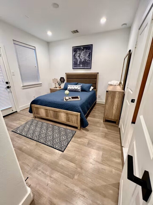 Building Photo - 1528 Chestnut St