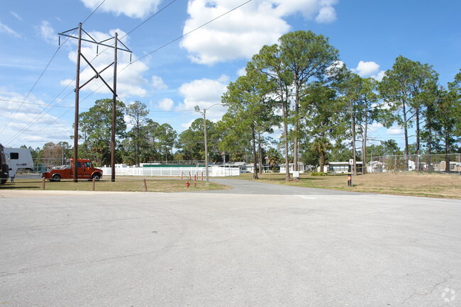 Building Photo - 2241 S Old Dixie Hwy