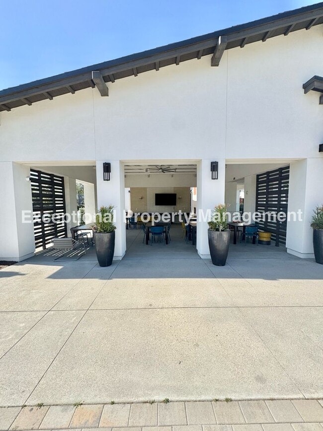 Building Photo - Ready to move in 3 bed 3 bath home!