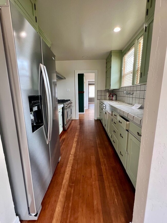 Building Photo - *** JUST REDUCED & MOVE- IN SPECIAL *** 3 Bedroom, 2 Bathroom charming Craftsman Style Home nestl...