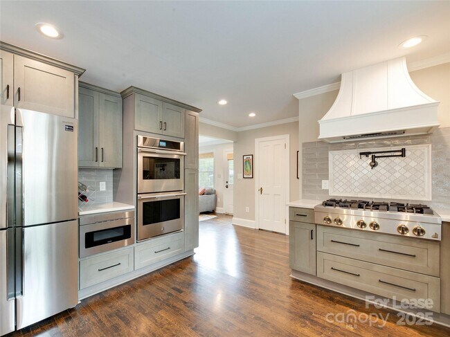 Building Photo - 823 Sedgefield Rd