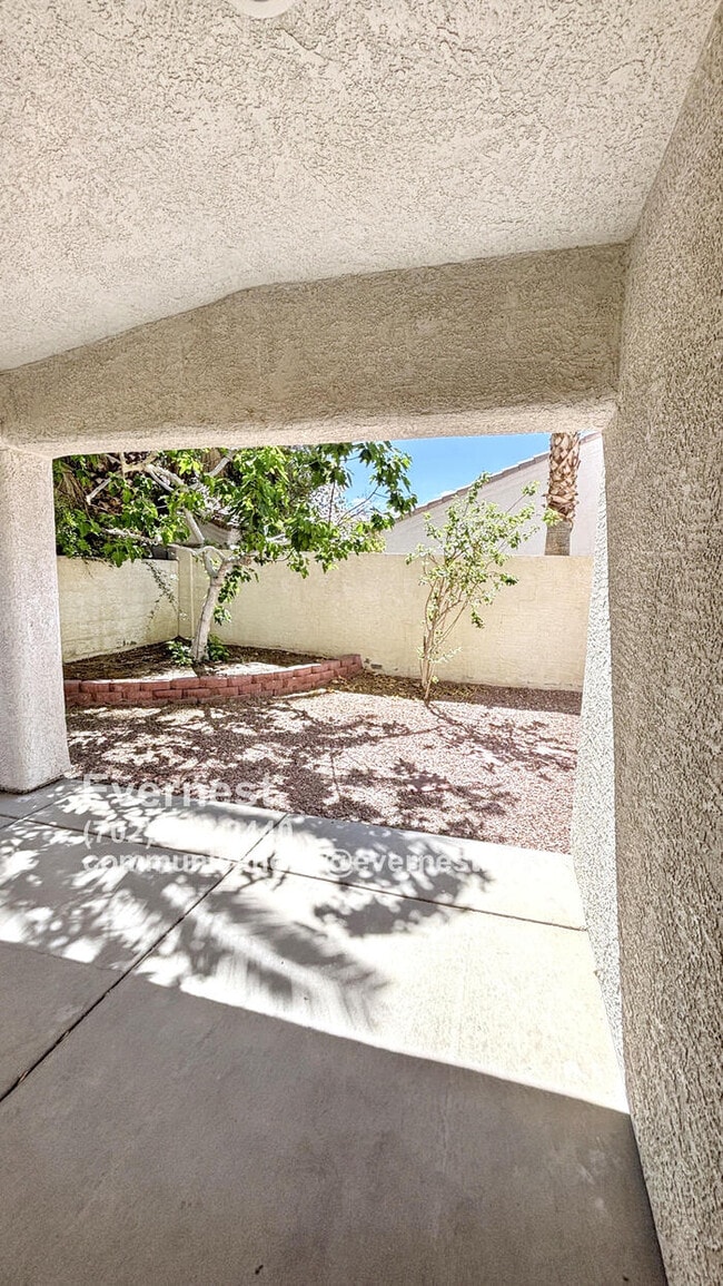 Building Photo - Lovely 3-Bedroom Home with Fireplace and M...