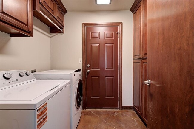 Building Photo - 1920 Fairway Dr