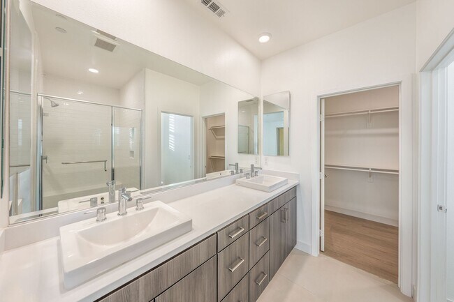 Building Photo - 216 Paramount