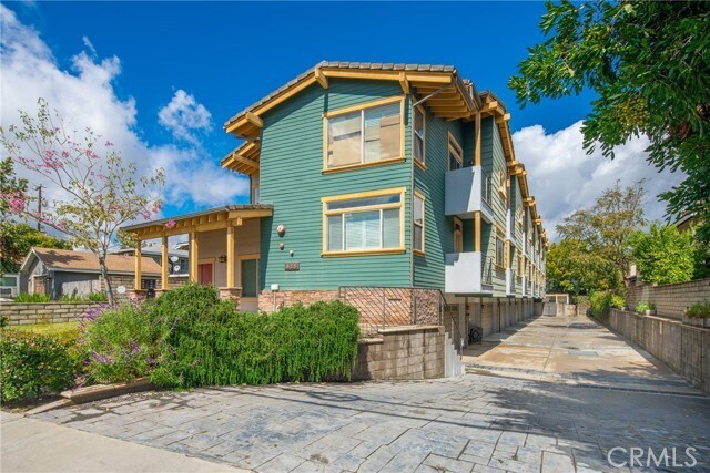Building Photo - 825 W Duarte Rd