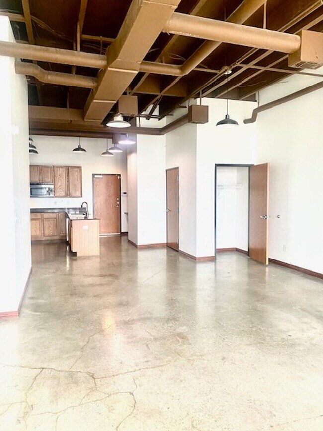 Building Photo - Loft