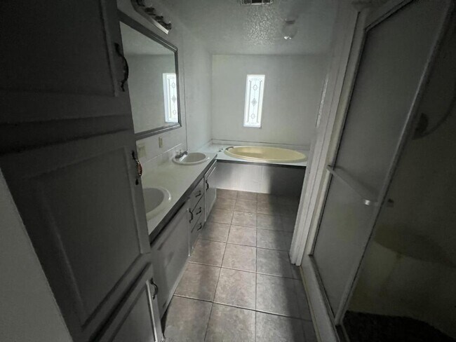 Building Photo - 5135 N Western Dr