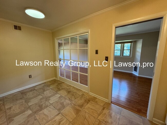 Building Photo - Two Bedroom Condo w/ Updated Kitchen in Hu...